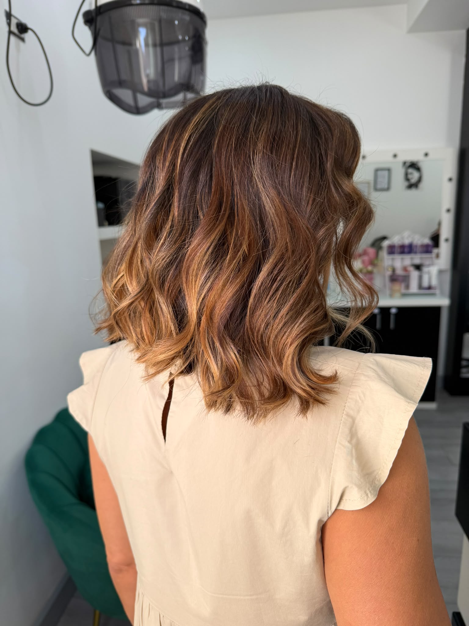 Capelli mossi con sfumature calde realizzati da I.N. Style Lombardi